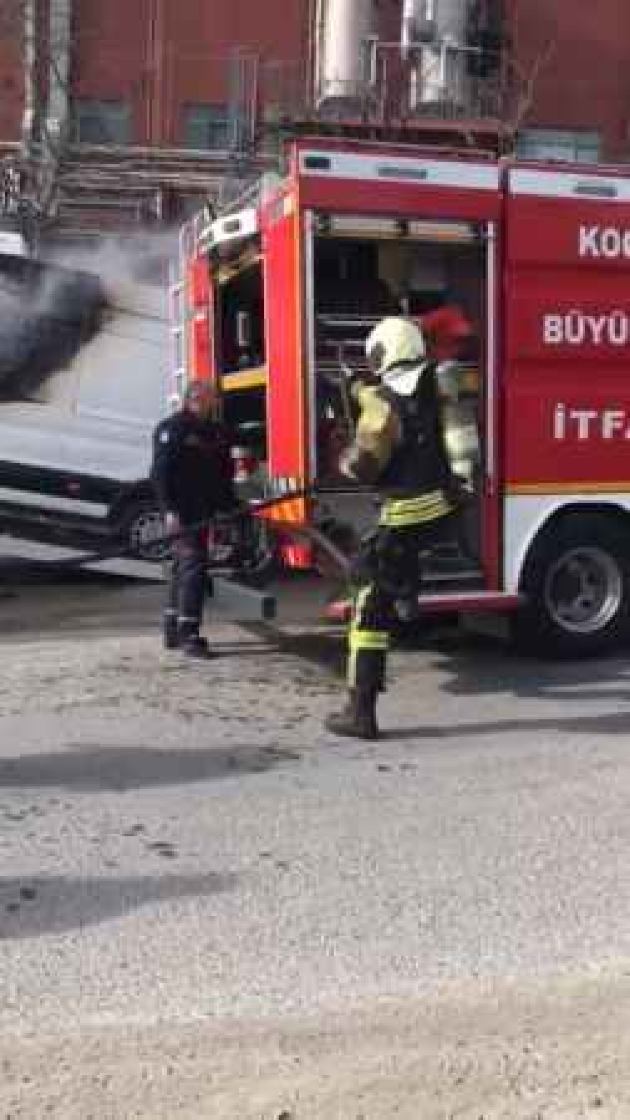 Kocaeli'de Çekici Üzerindeki Araç Yandı! 2