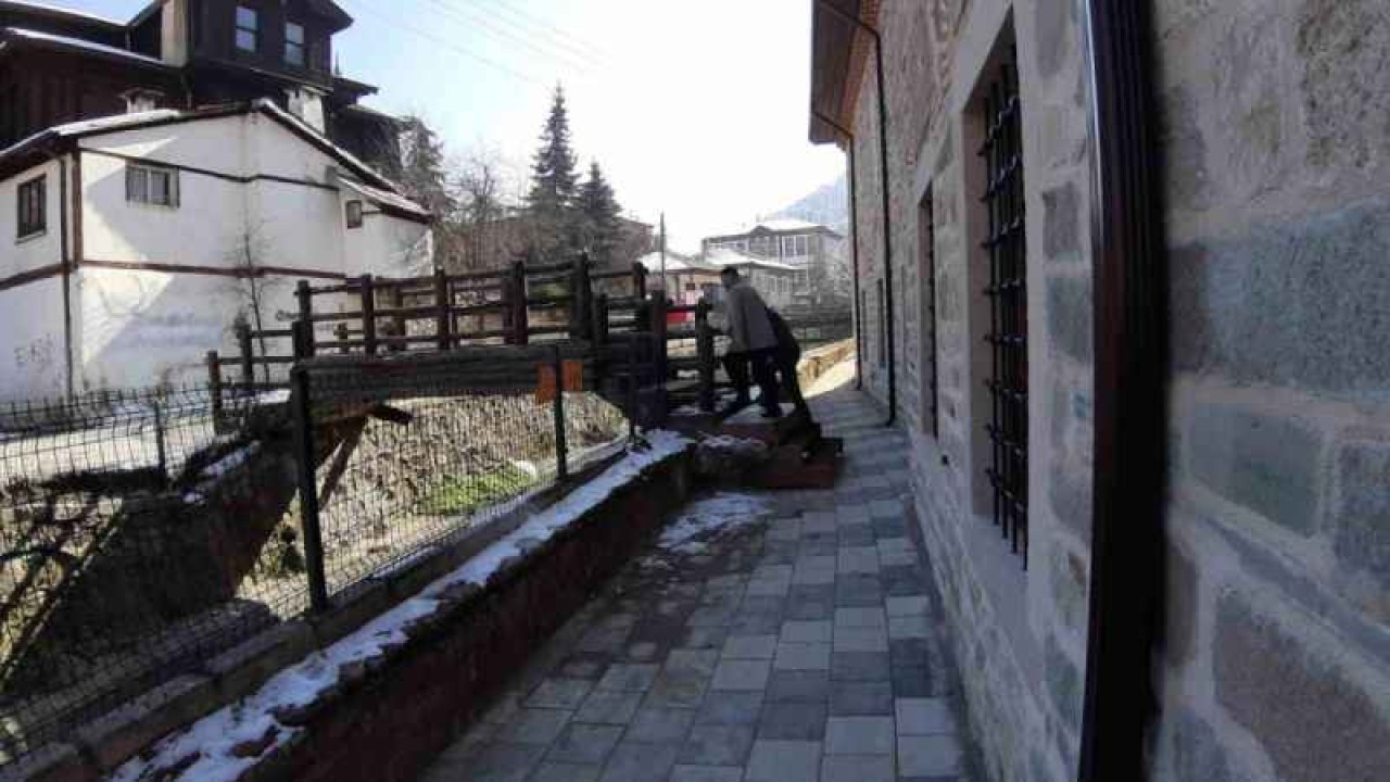 Daha Geçen Hafta Açılan Camii Yeniden Kapandı! 3