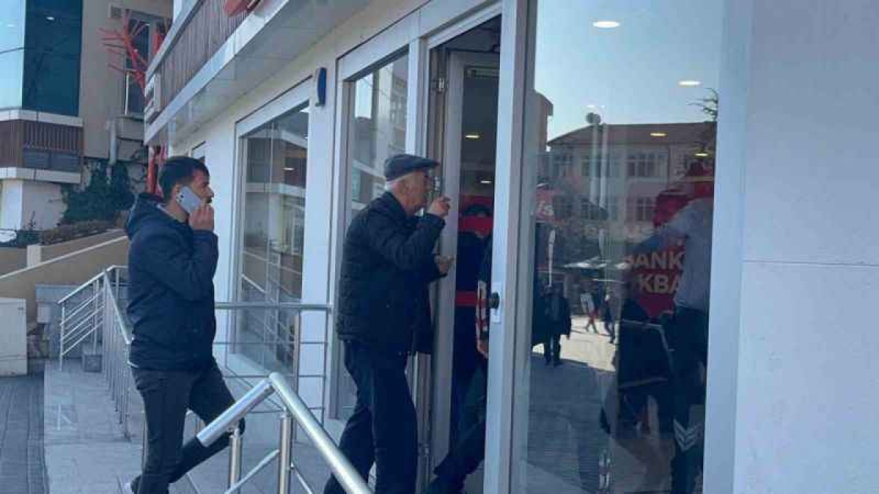 Bir telefonla bankaya koştu, parasından oldu 5