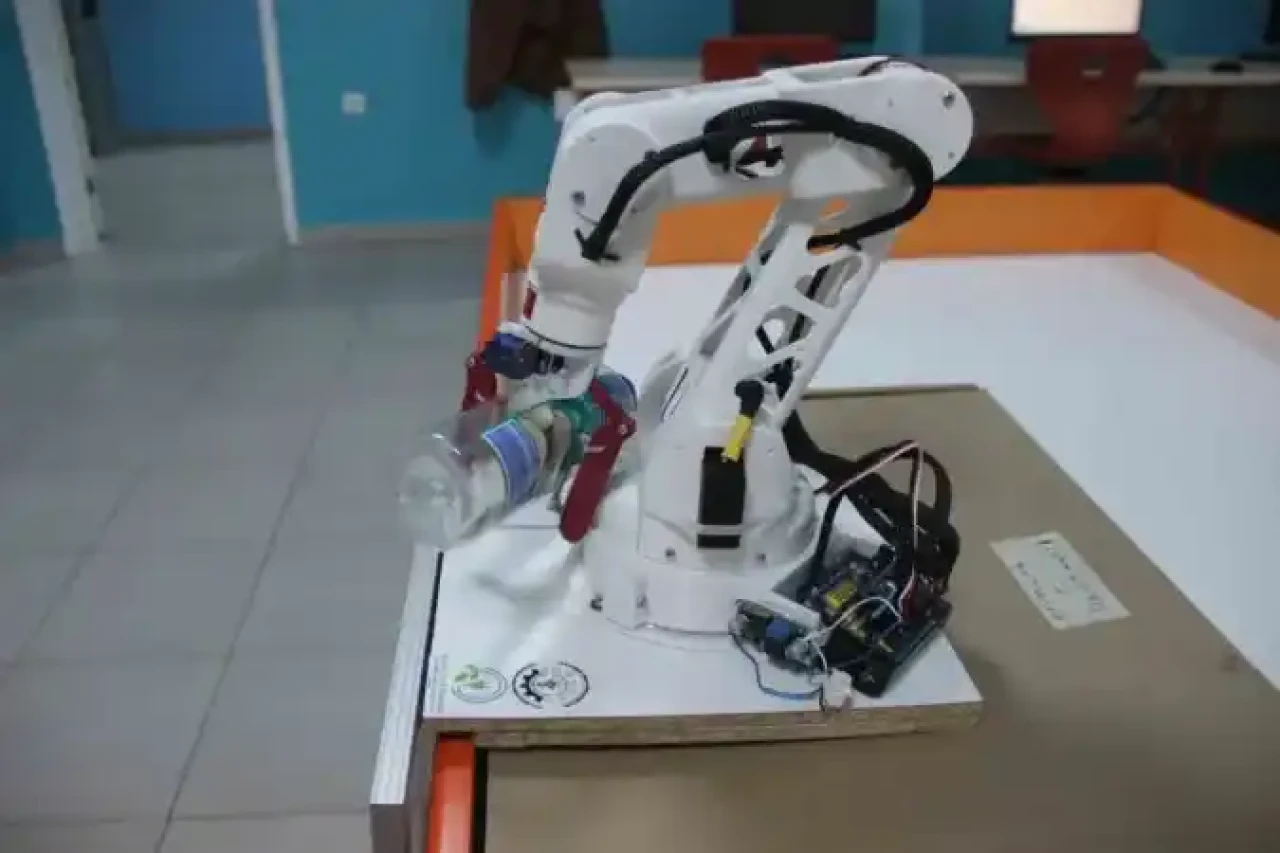 Kocaeli'den Yenilikçi Proje | Kolonya Döken Robot Kol 3