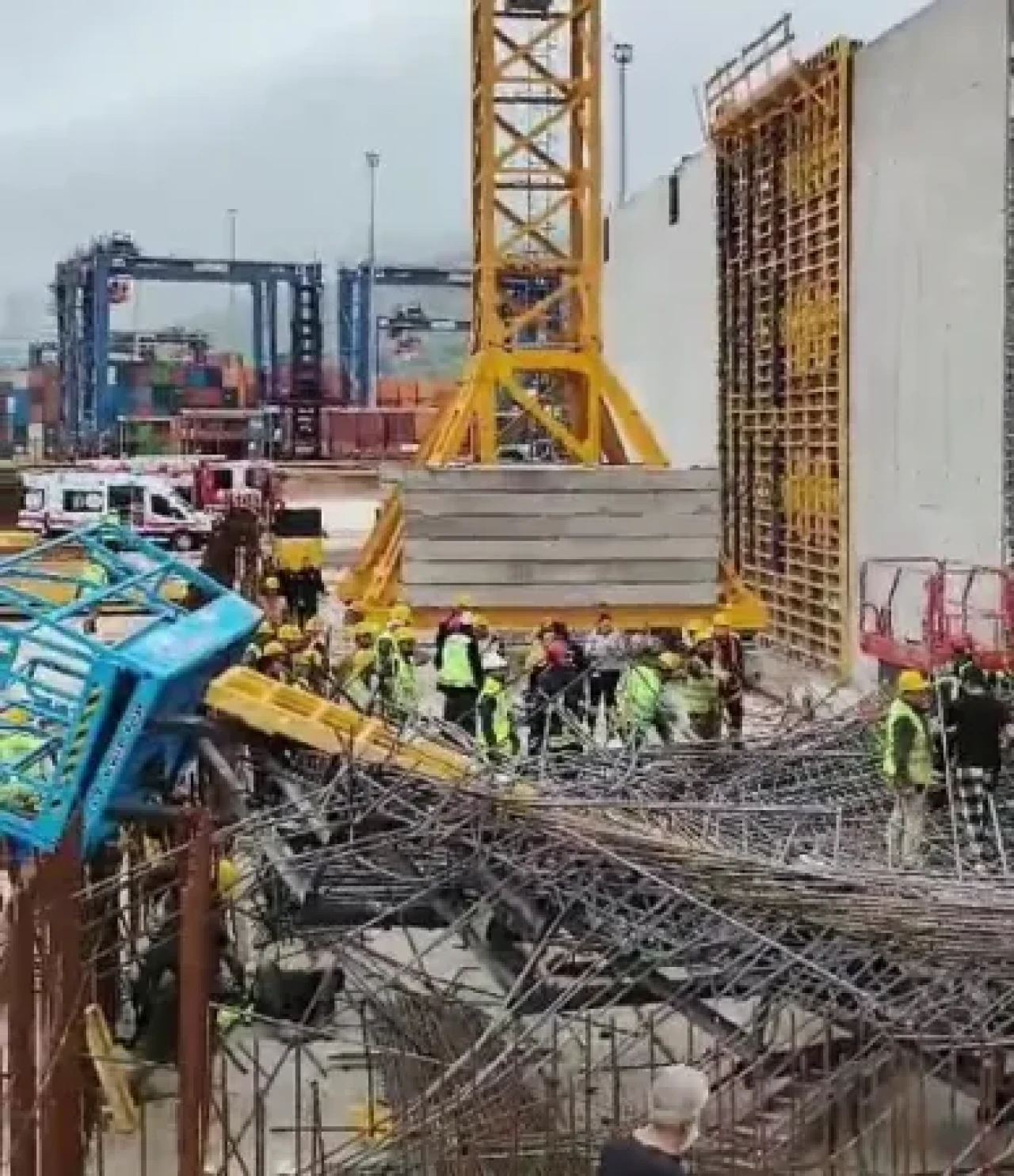 Kocaeli'de İşçi Bayramı'nda Çalışırken Demirlerin Altında Kaldılar... 3