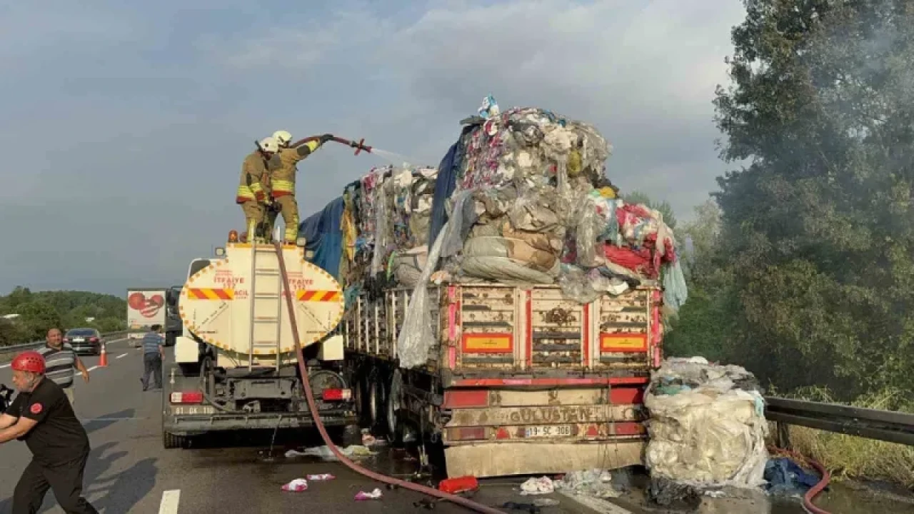 Düzce'de Geri dönüşüm yüklü tır alev topuna döndü 8