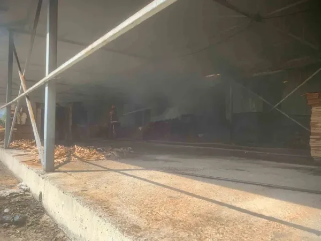 Sakarya’da Korkutan Yangın: Ahşap Atölyesi Alev Topuna Döndü 8