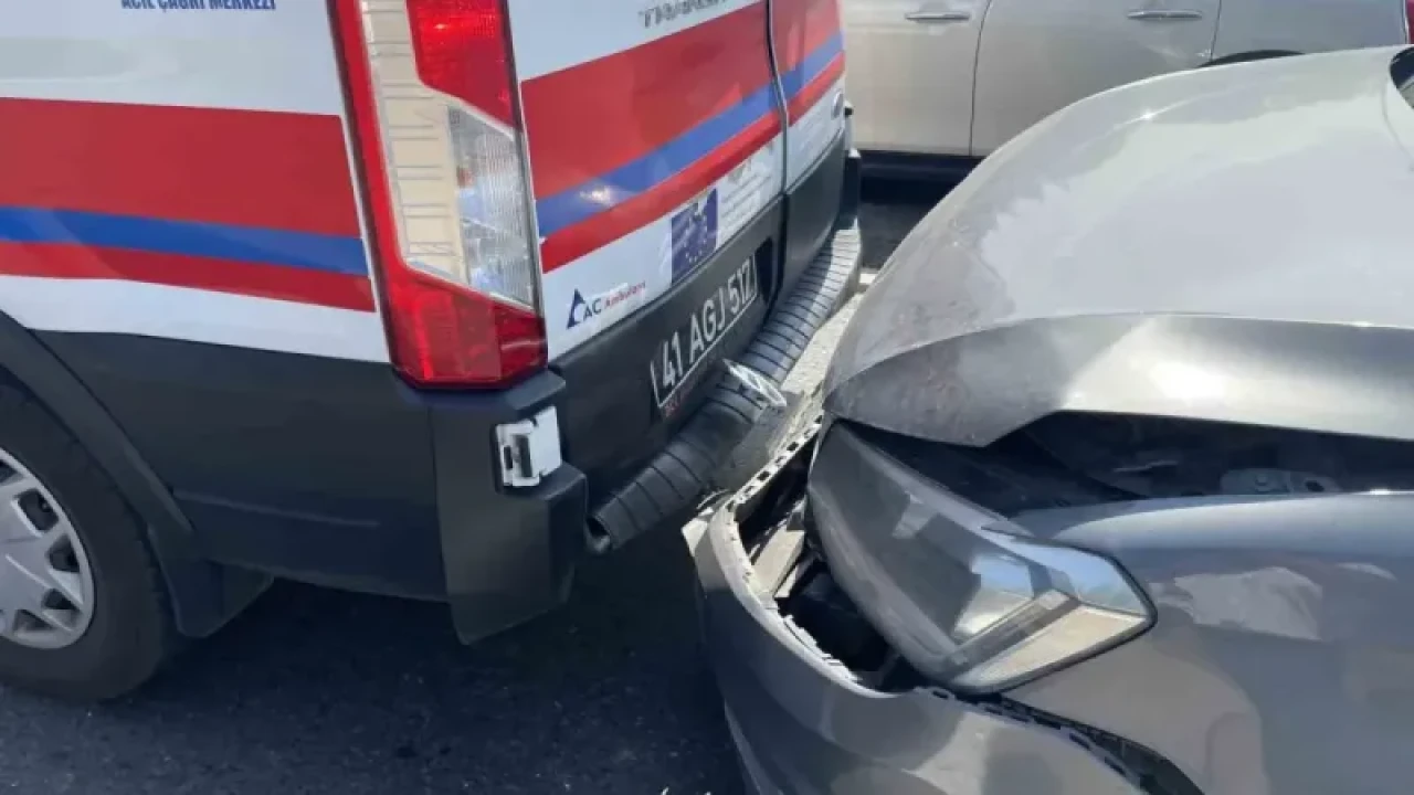 İçinde Anne Ve Bebek Olan Yenidoğan Ambulansı Kazaya Karıştı: 1 Yaralı 6