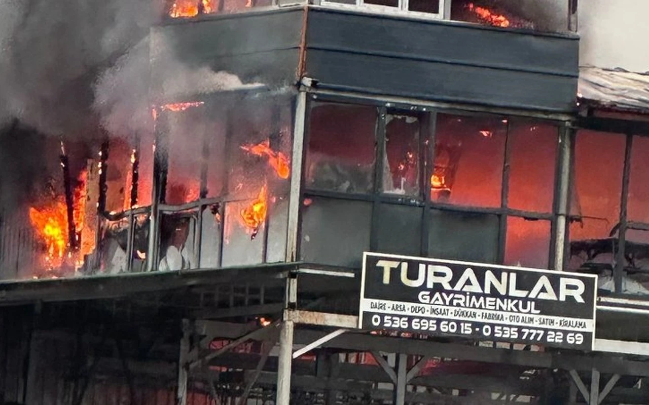 Kocaeli’de 2 katlı konteyner yangını zarar gördü