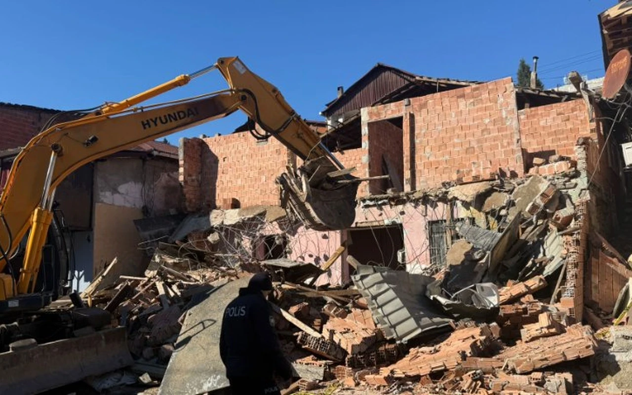 İzmit belediyesi kaçak yapı yıktı