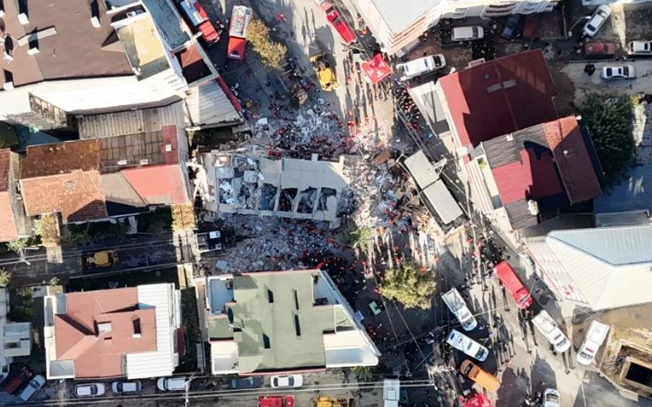 Gebze’de çöken bina enkazı görüntülendi