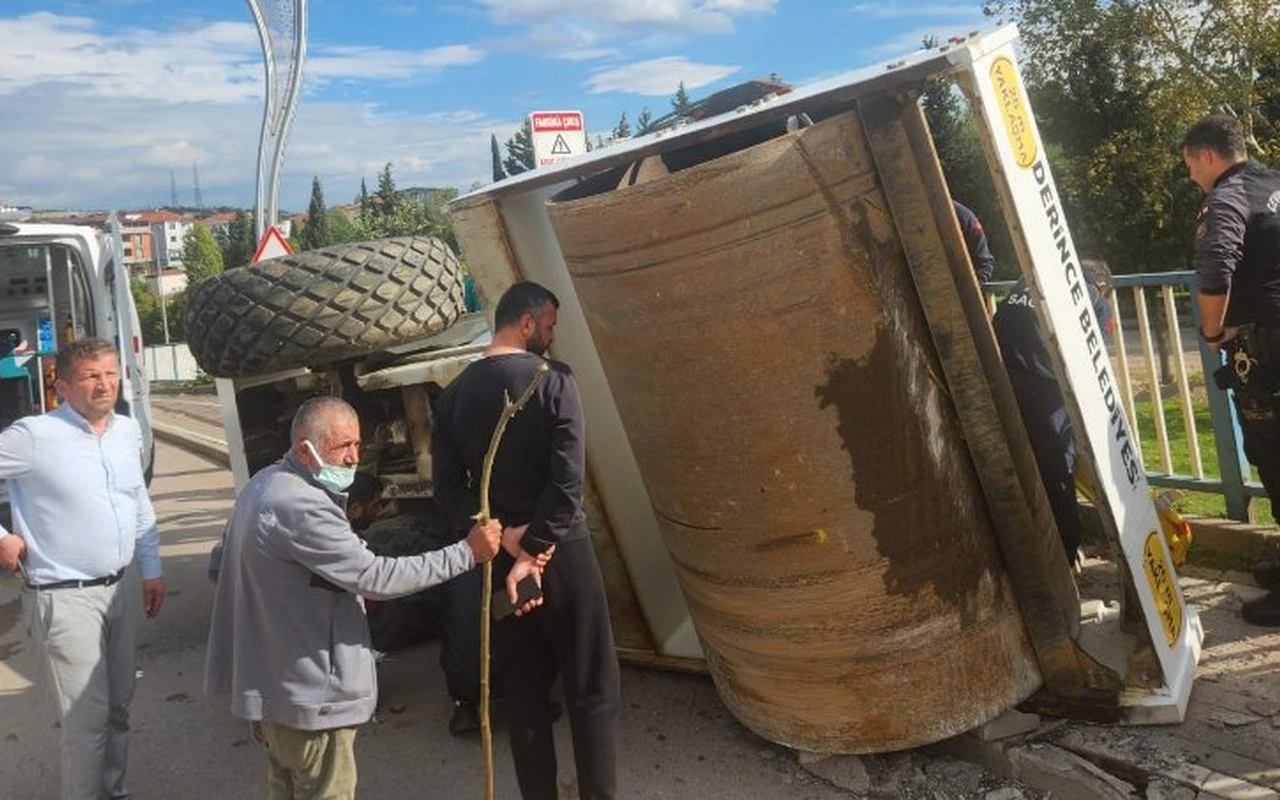 Derince’de asfalt silindiri yola devrildi