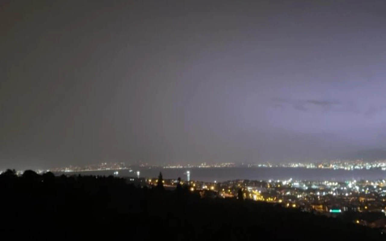 Kocaeli'de şimşekler geceyi aydınlattı