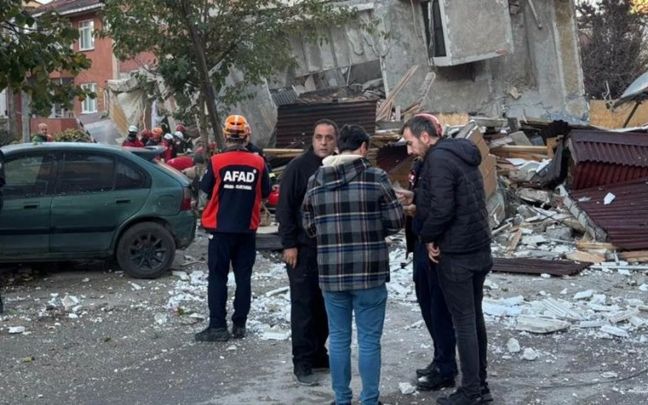 Gebze'de bina çöktü 7 kişi enkaz altında