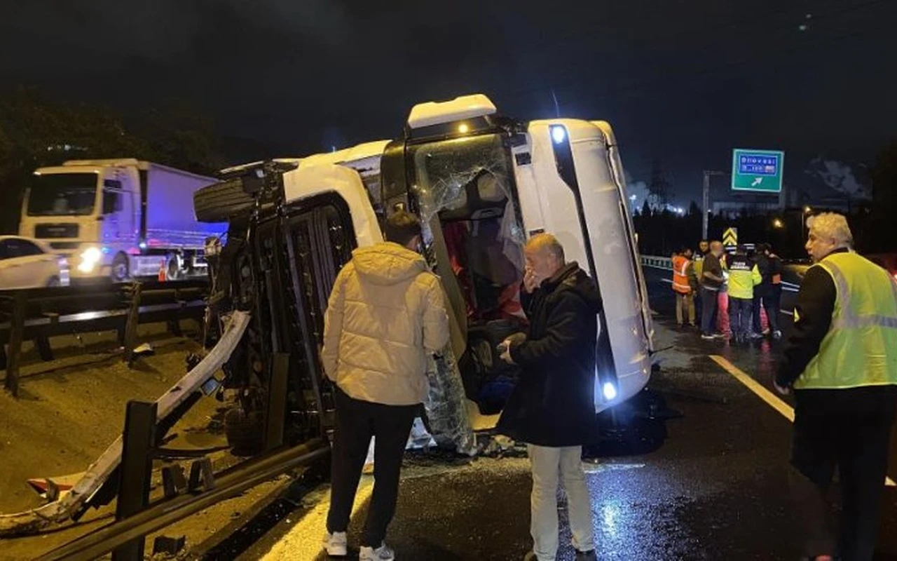 Kocaeli’de granül yüklü tır devrildi