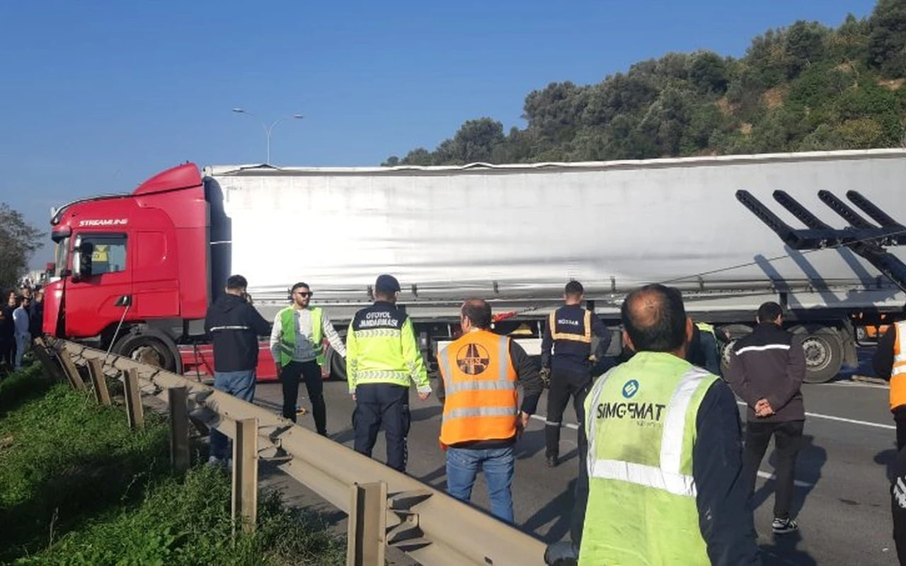 Kocaeli Tem otoyolunda tır karşı şeride geçti