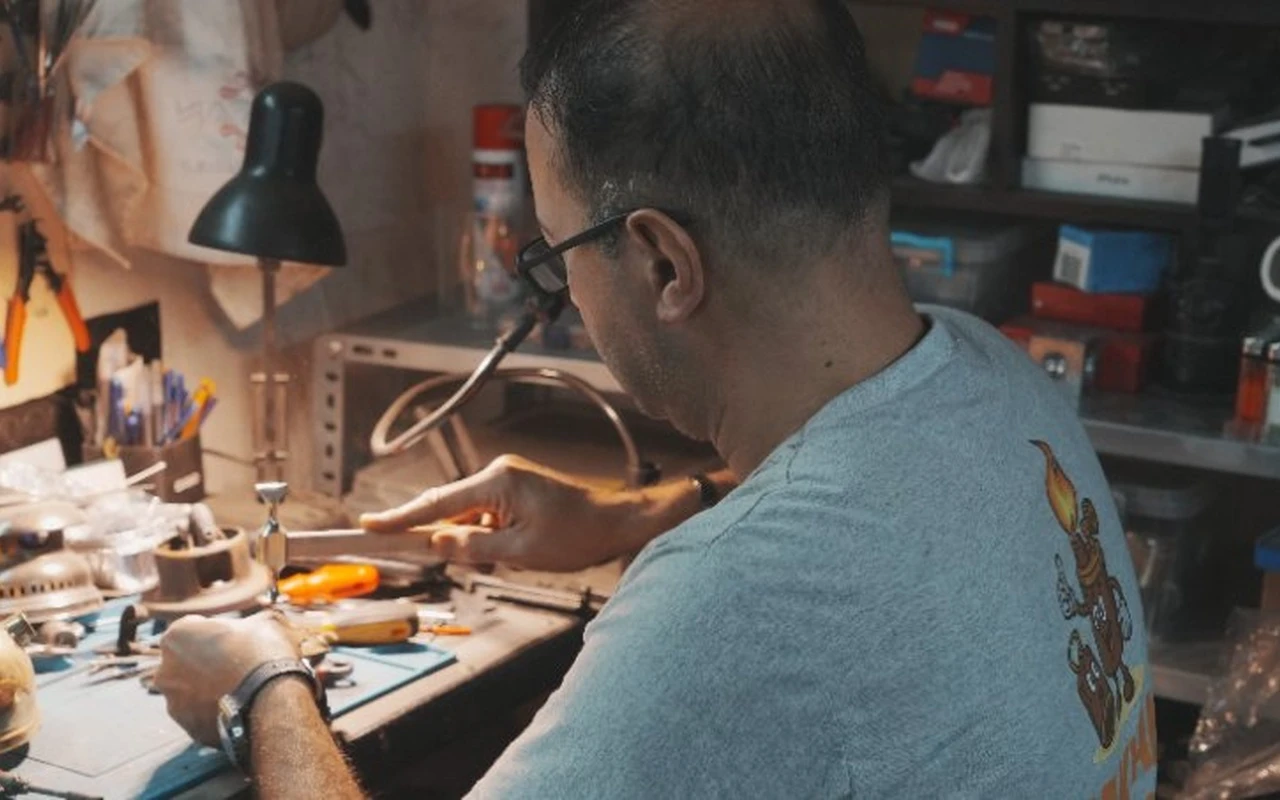 Ender Samsa 10 metrekarelik atölyesinde metal işliyor