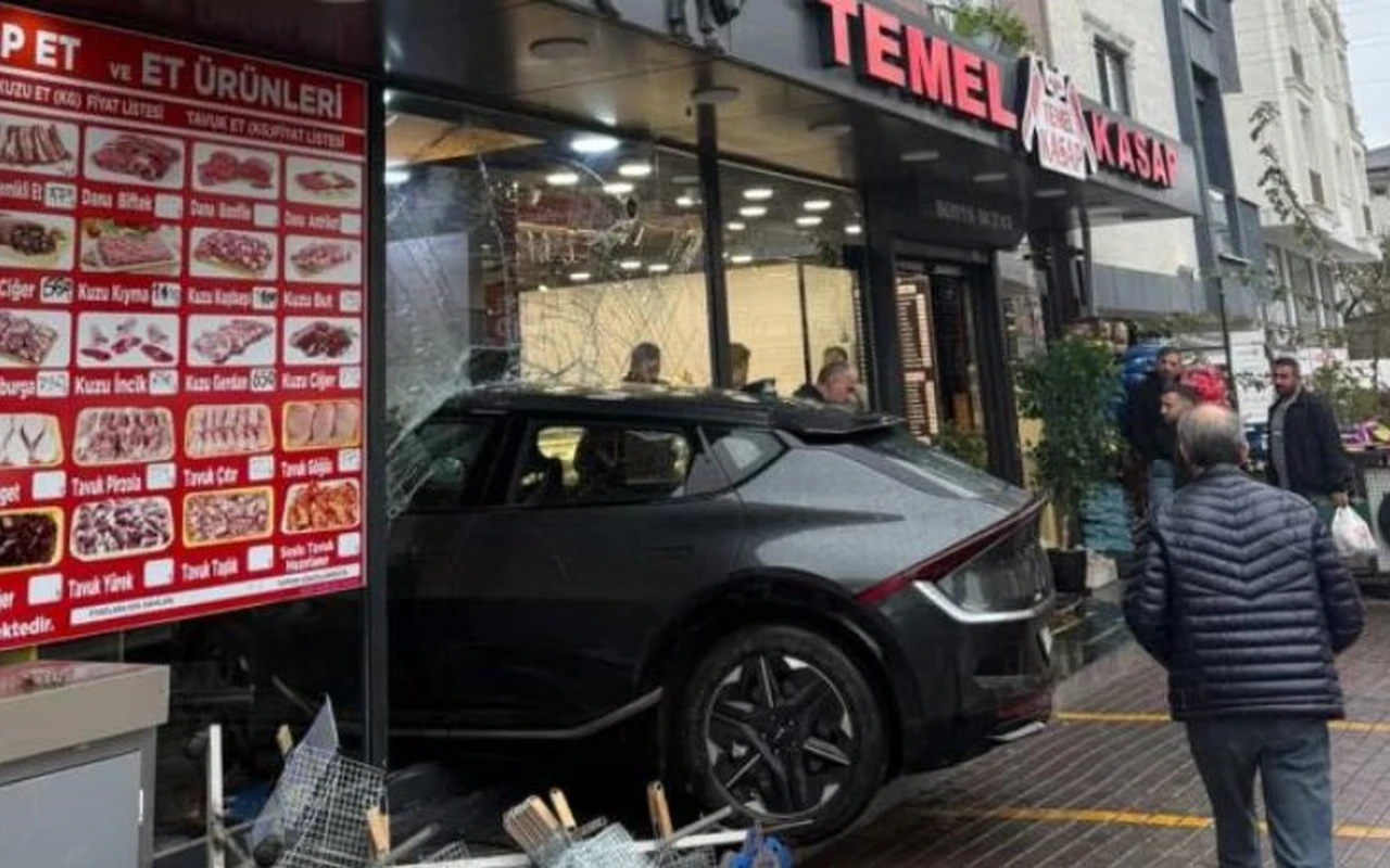 Kocaeli'de kontrolden çıkan araç şarküteriye daldı