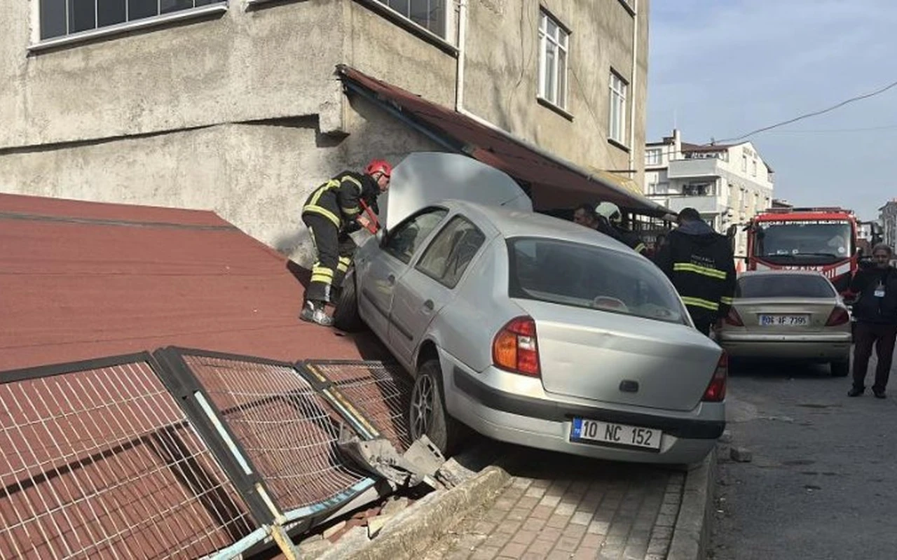 Otomobil evin çatısına çıktı
