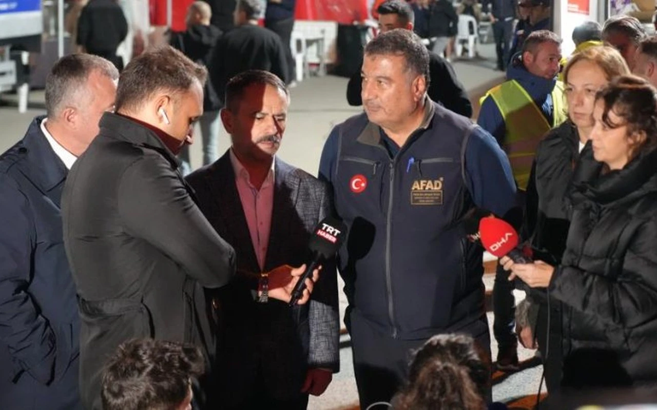 Gebze'de 7 katlı bina enkazında uzmanlar çalışıyor