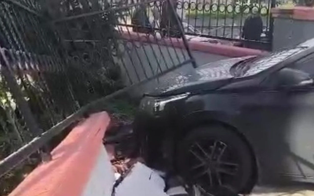 Dilovası'nda araç bahçe duvarına çarptı
