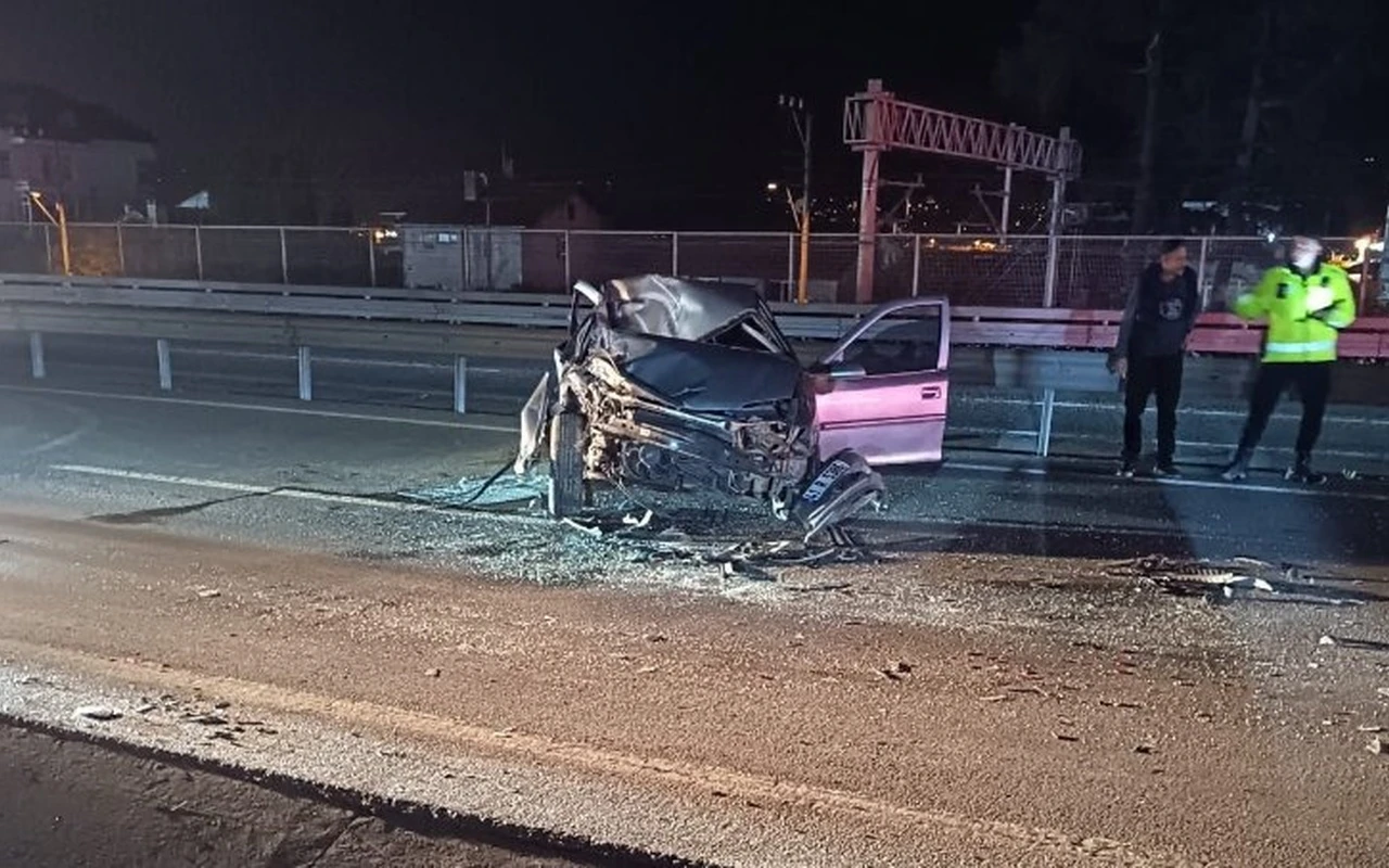 Kocaeli D100de otomobil bariyerlere çarptı