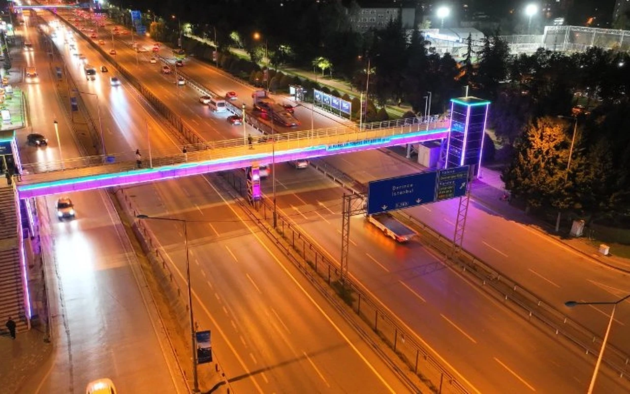 Kocaeli bilişim fuarı renkli ışıklarla süslendi