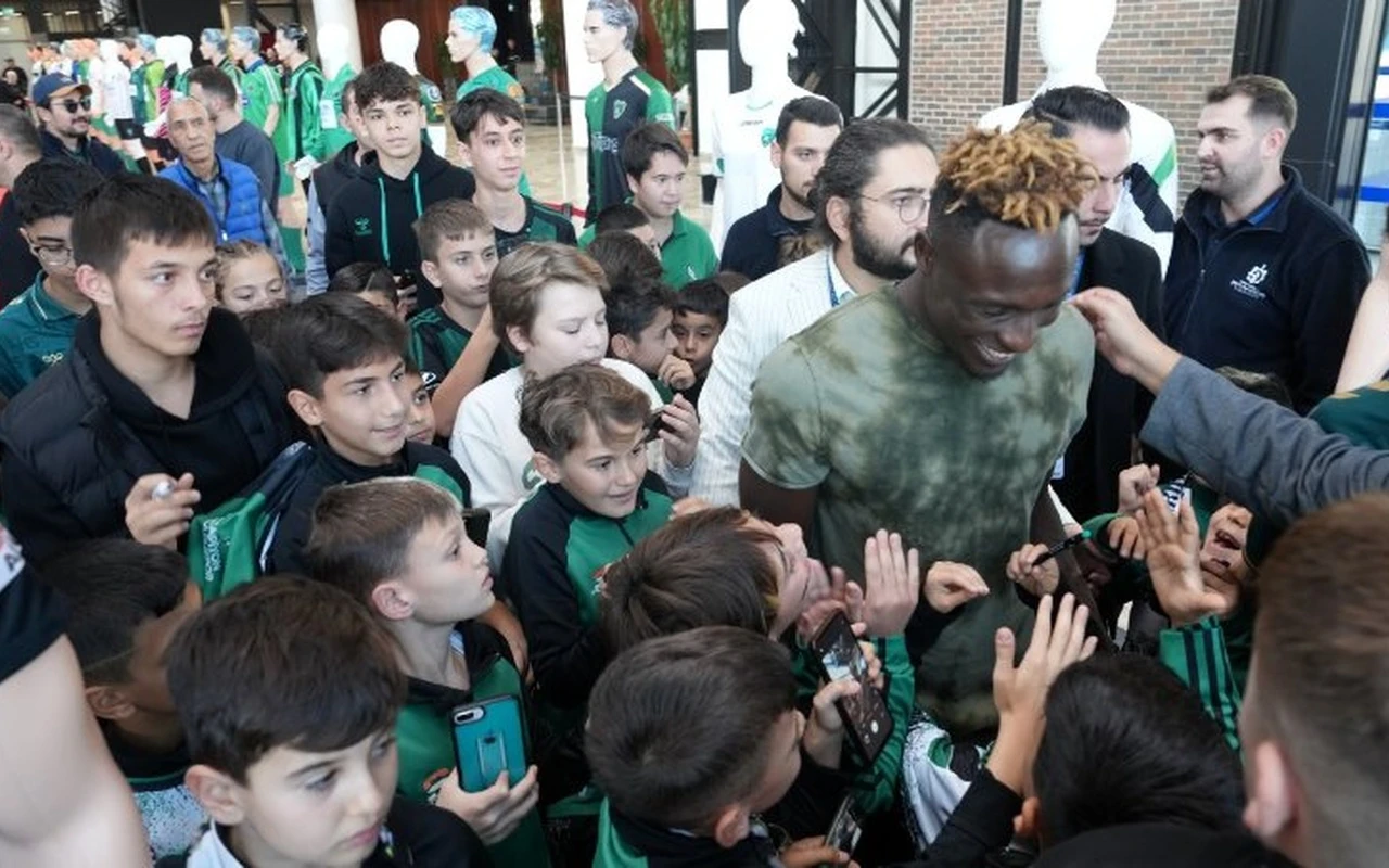 Dan Agyei Kocaelispor taraftarlarından yoğun ilgi gördü
