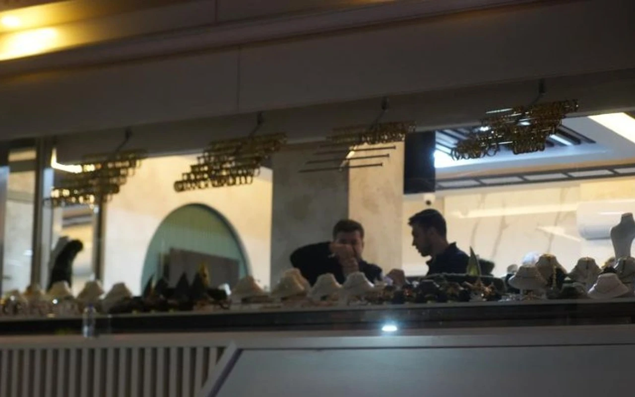 Kuyumcu ziynet eşyalarını topladı