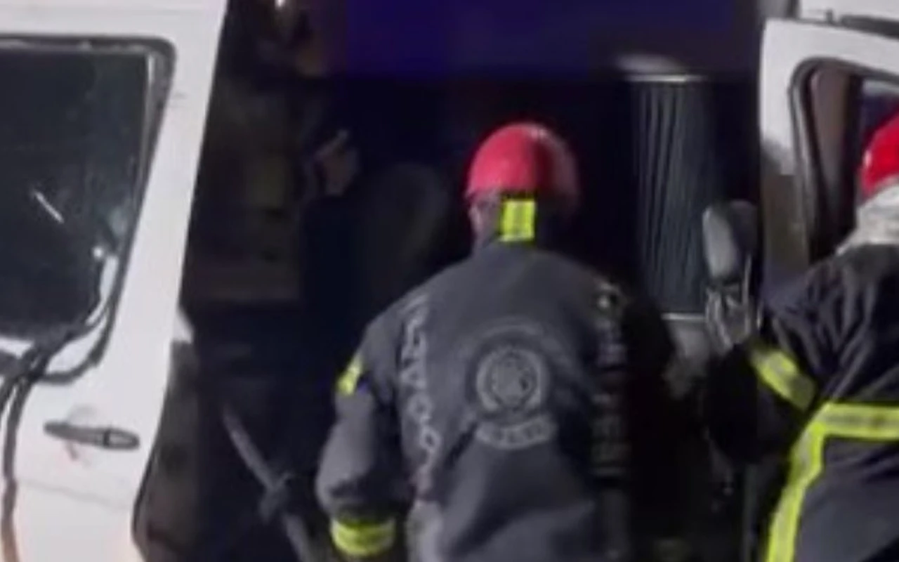 Dilovası’nda tır minibüs çarpıştı