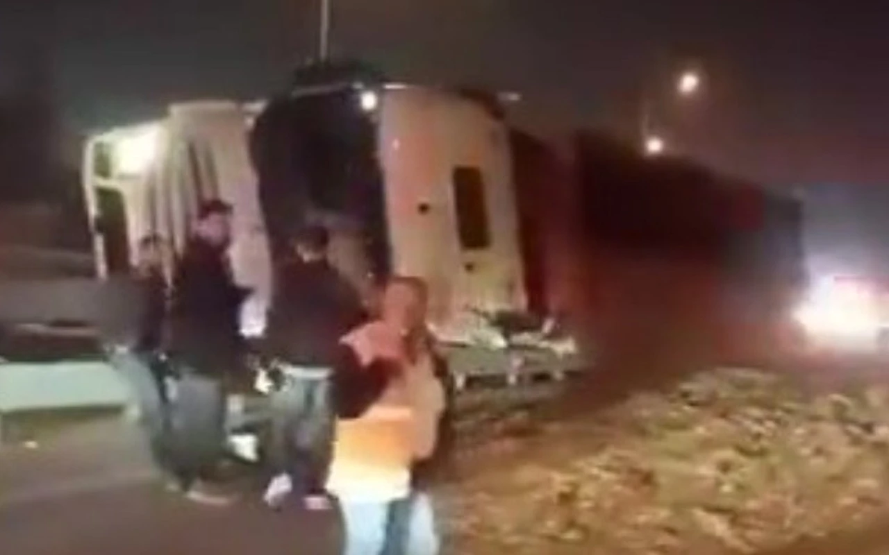 Kocaeli'de yonga yüklü tır devrildi