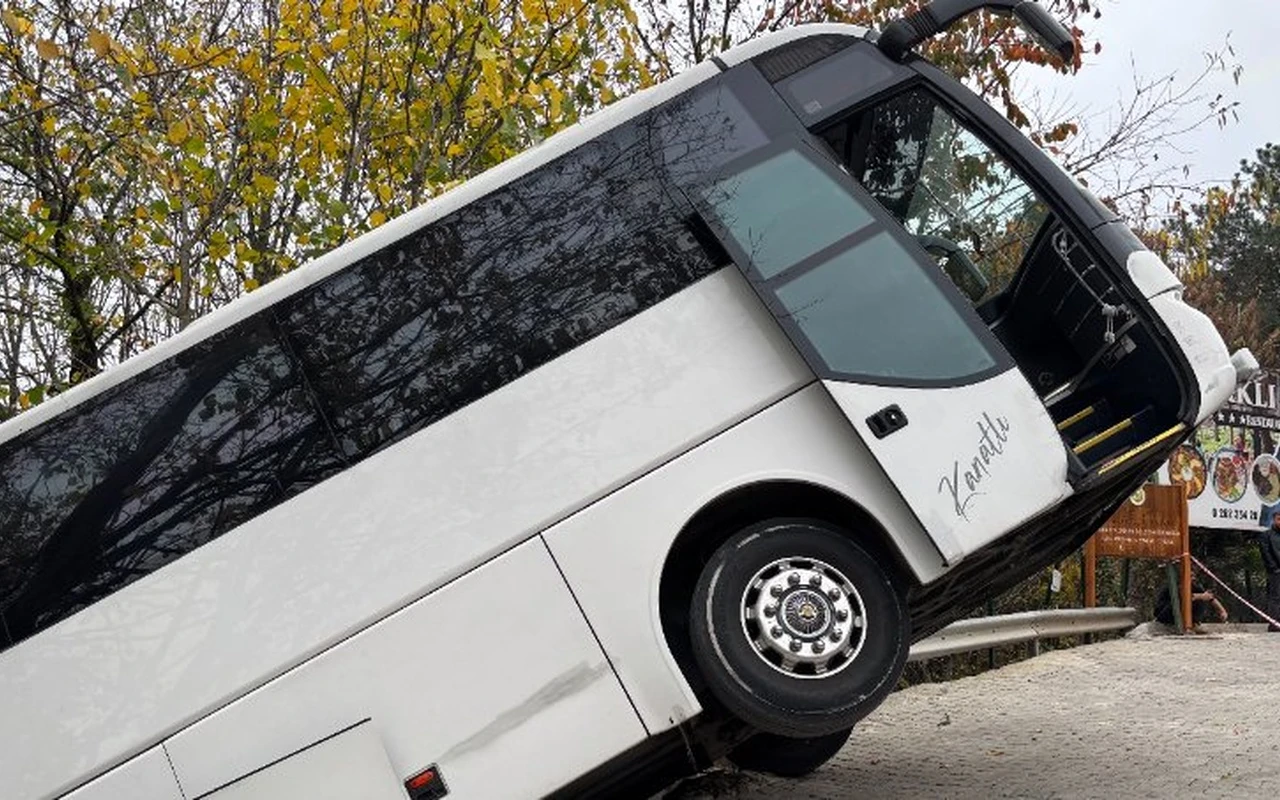 Kartepe’de tur otobüsü şarampole yuvarlandı