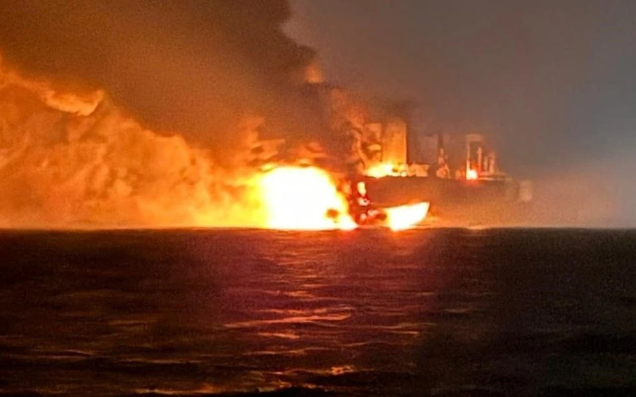 Kandıra açıklarında yabancı gemi yandı