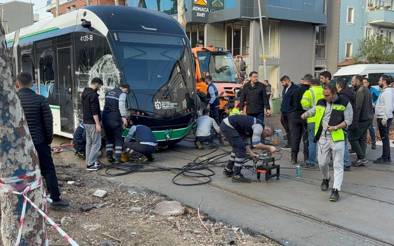 İzmit'te çöp kamyonu tramvaya çarptı