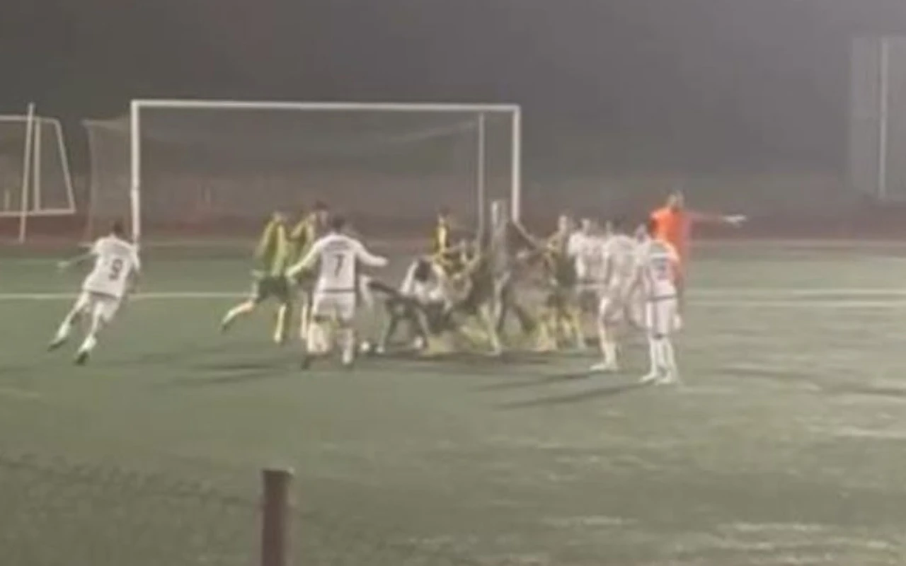 Kocaeli’de futbolcular saha içinde kavga etti