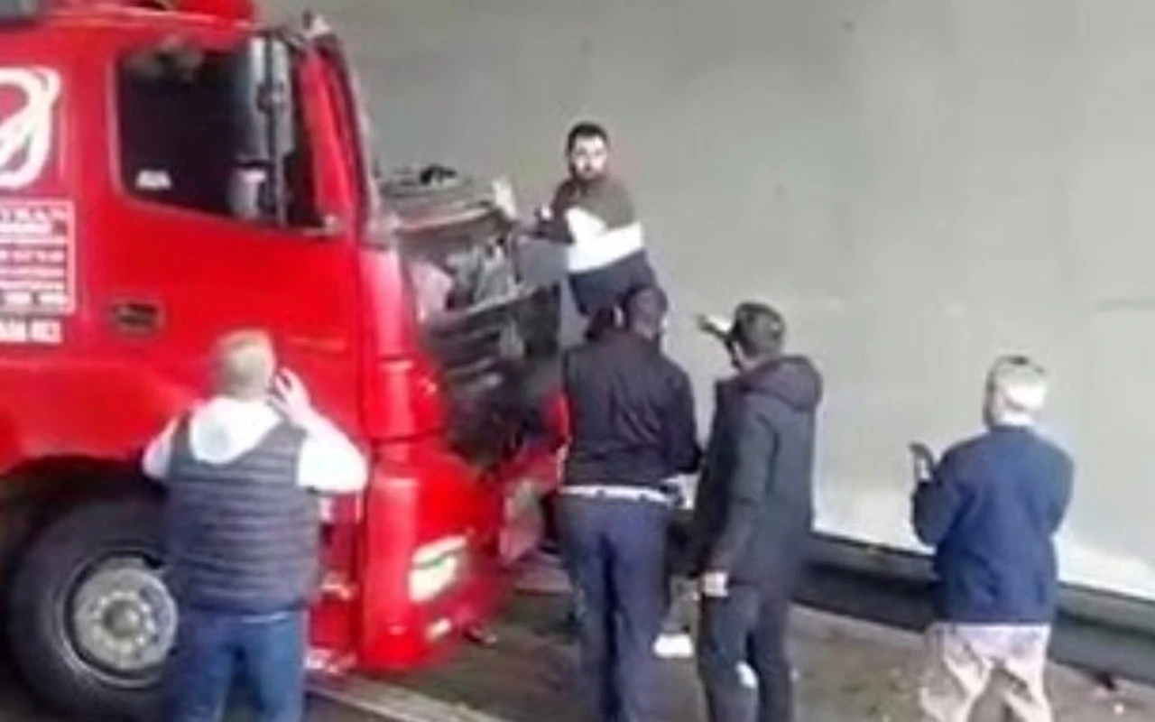 Tır sürücüsü Kocaeli'de kazada hayatını kaybetti