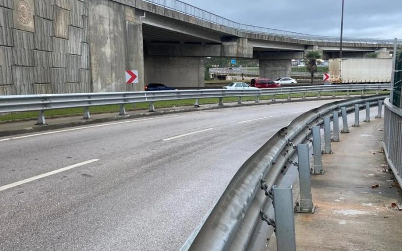 İzmit’te motosiklet sürücüsü bariyere çarptı