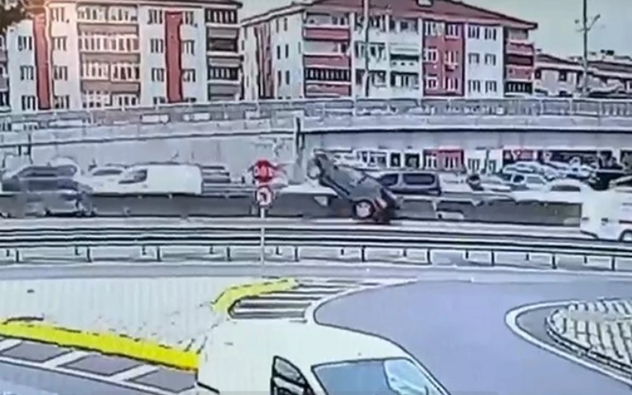 İzmit’te otomobil beton bariyere çarpıp devrildi