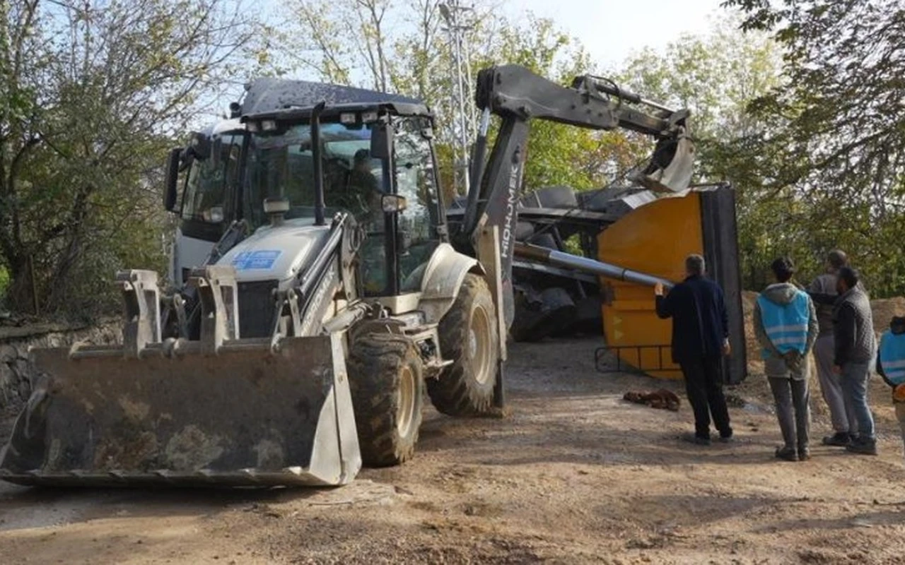 Kocaeli'de mıcır yüklü kamyon devrildi sürücü bayıldı