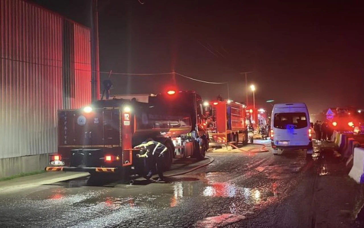 Gebze'de geri dönüşüm deposunda yangın çıktı
