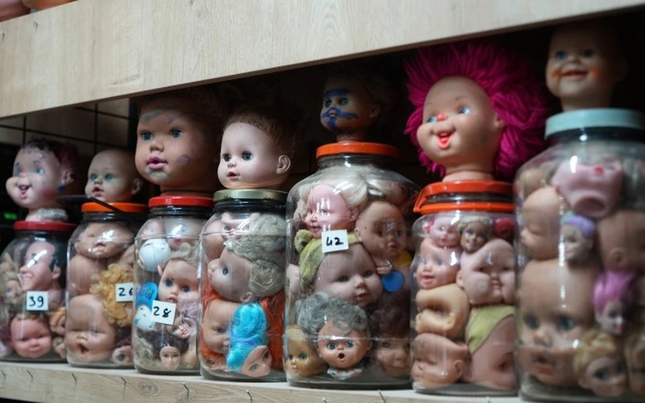 Kocaeli'de 5 bin oyuncak bebek kafası sergileniyor