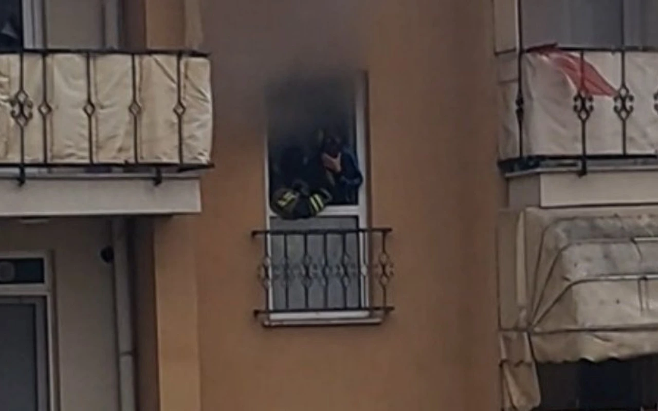 İtfaiye eri mahsur kalan vatandaşı maskesiyle kurtardı