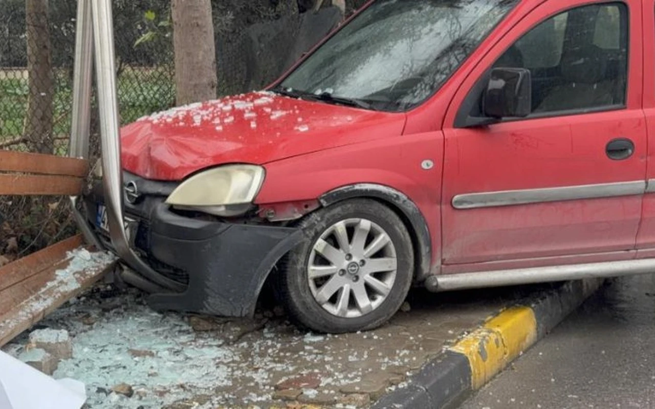 Araç otobüs durağına çarptı