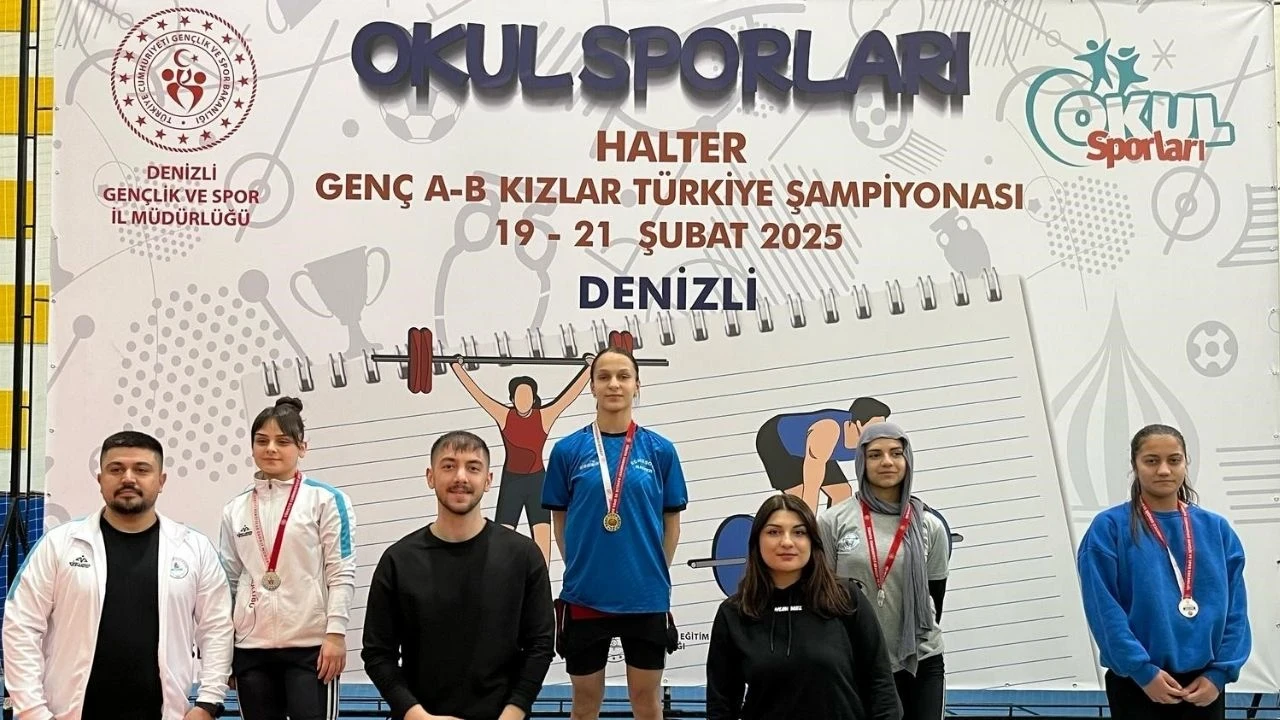Denizli'de düzenlenen Halter sporunda Zeynep Yıldıran büyük başarıya imza attı