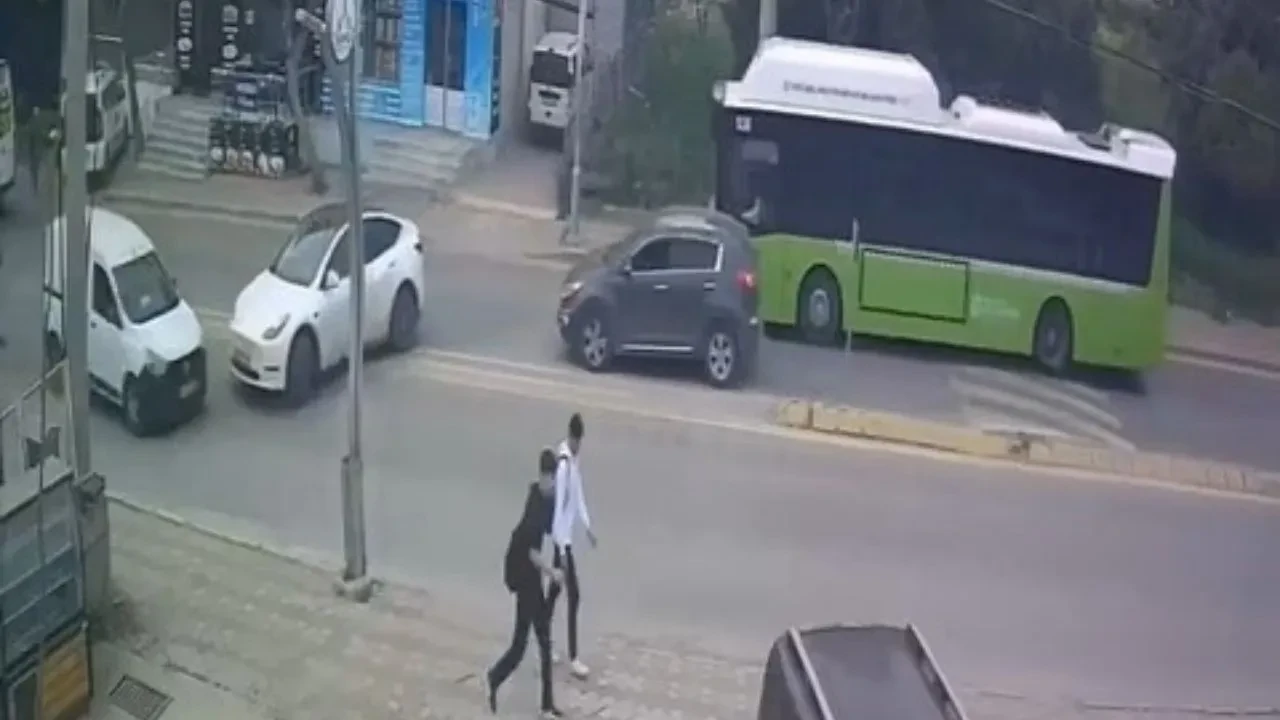 Tesla sürücüsü Kocaeli’de tehlikeli U dönüsüyle kazaya sebep oldu