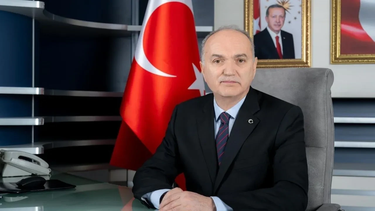 Düzce Belediye Başkanı Faruk Özlü Kadir Gecesi için müslümanlara tebrik mesajlarını iletti