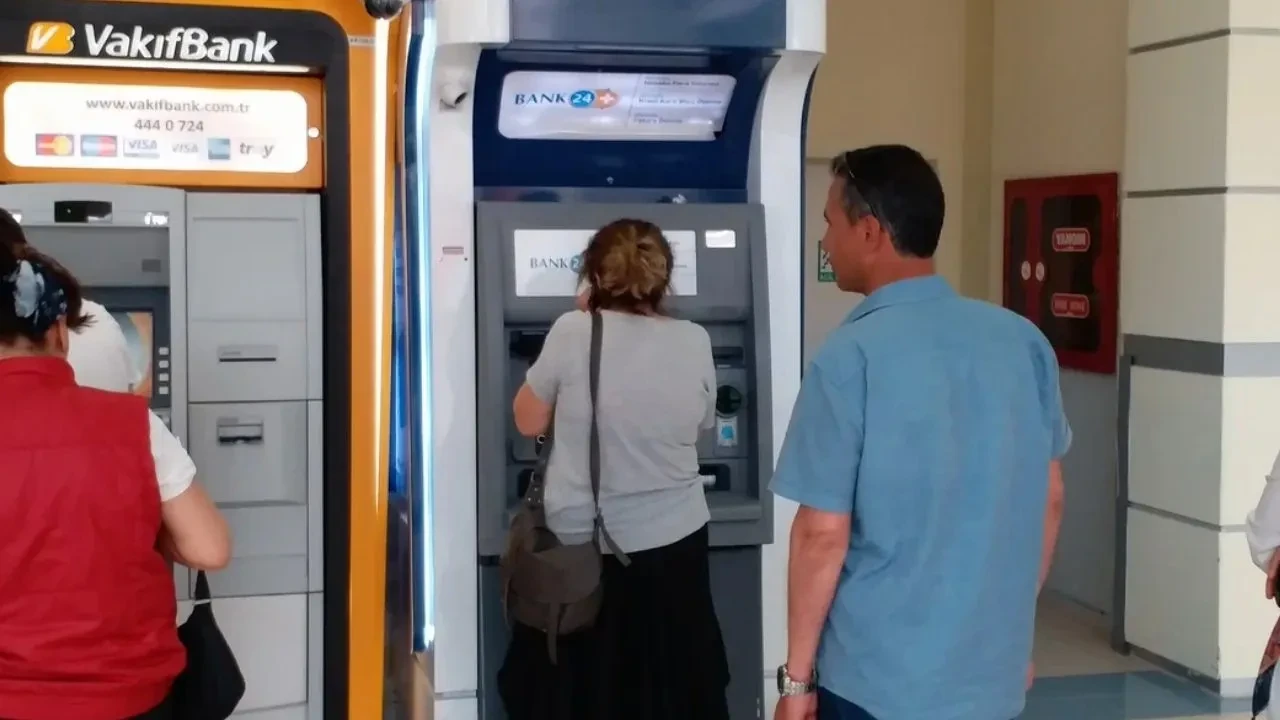Antalya’da emekli maaşını çektikten sonra yolun karşısına geçmek isteyen yaşlı kadın hayatını kaybetti