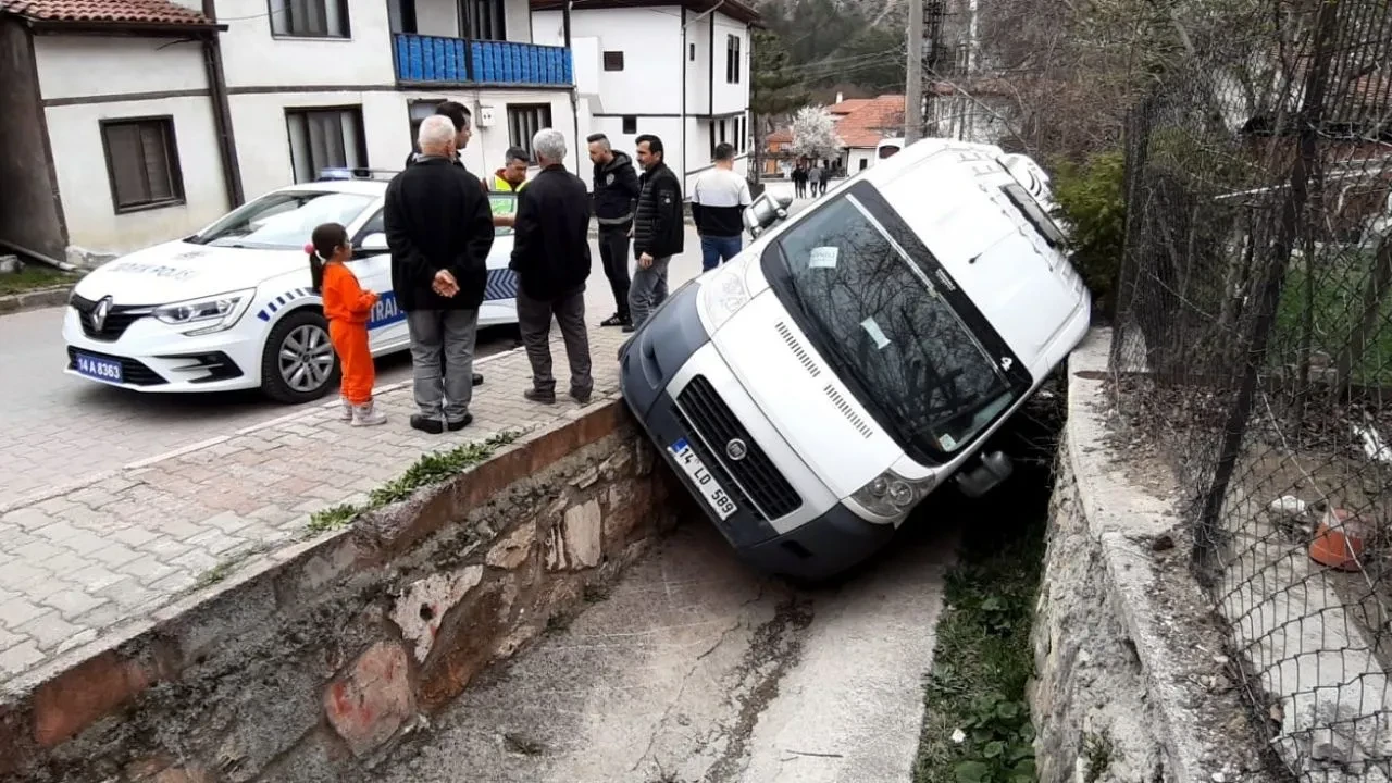 El frenini çekmeyi unuttu, öğrenci servisi kanala düştü