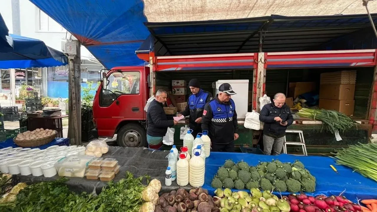 Kocaeli'de semt pazarlarına zabıta indi: Hijyen, etiket ve teraziler tek tek kontrol ediliyor