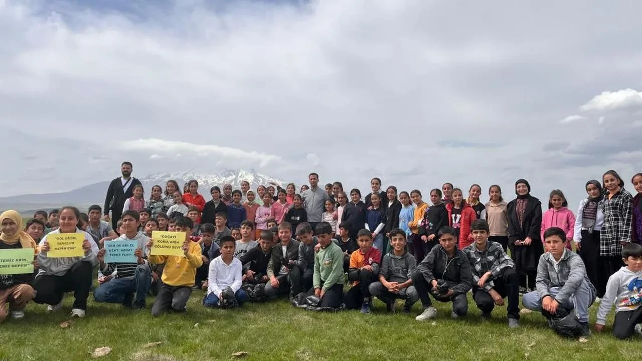Öğrencilerden örnek davranış: Bitlis'te Arin Gölü temizlik seferberliği