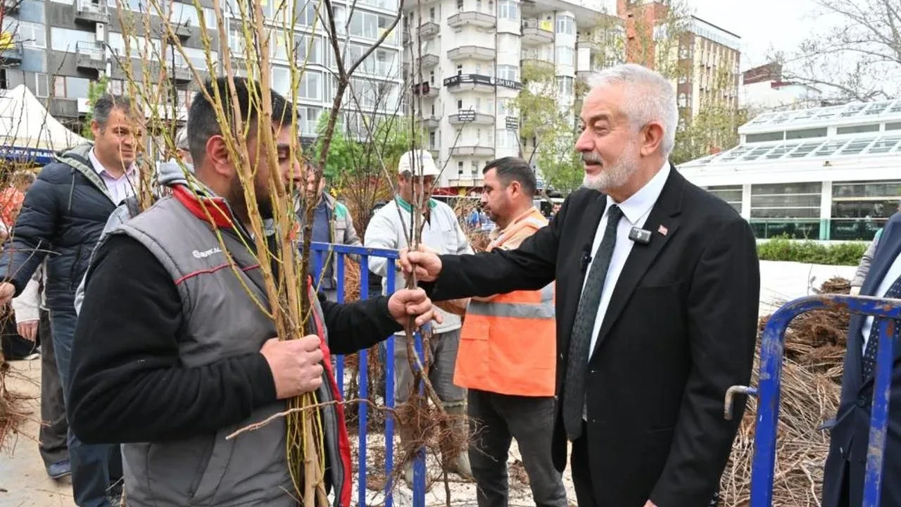 Isparta Belediyesi'nden dev proje: 3 yılda 180 bin meyve fidanı dağıtıldı