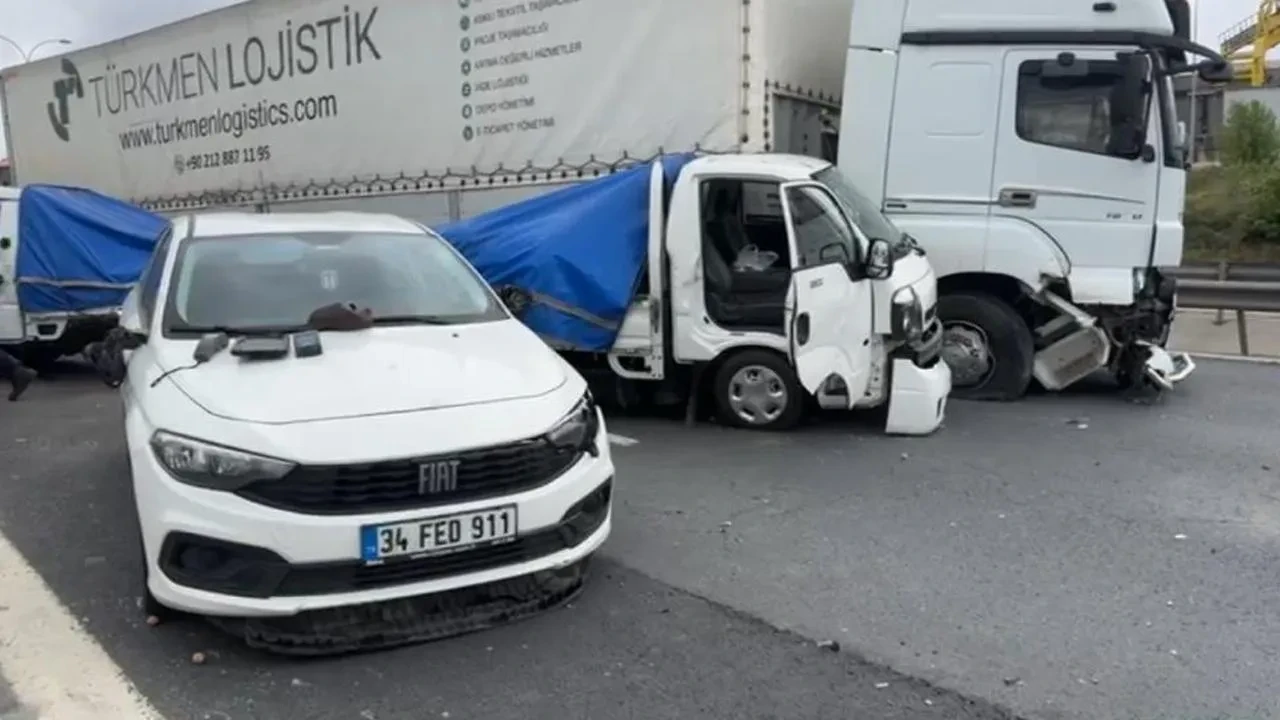 Kocaeli TEM'de zincirleme kaza kabusu: Ankara yönü trafiğe kapandı, yaralı sürücü sıkıştı