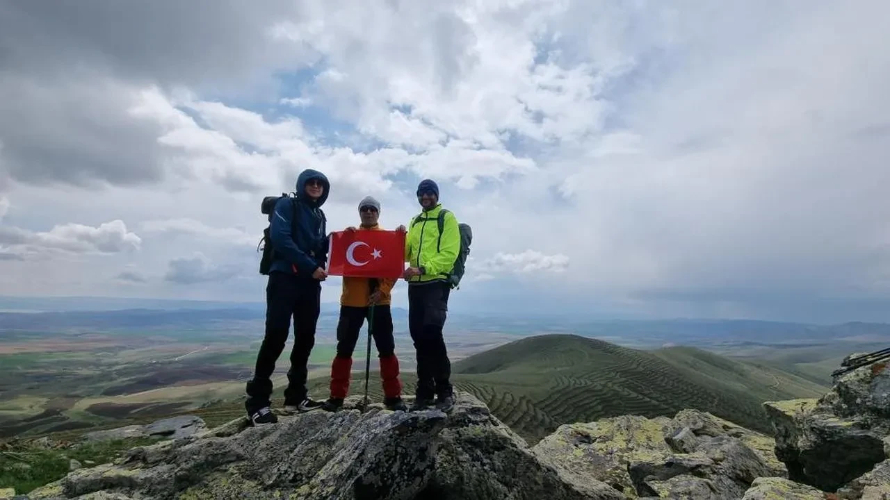 Kırşehirli dağcıların zirve tırmanışı: Doğanın korunması için dikkat çeken mesaj