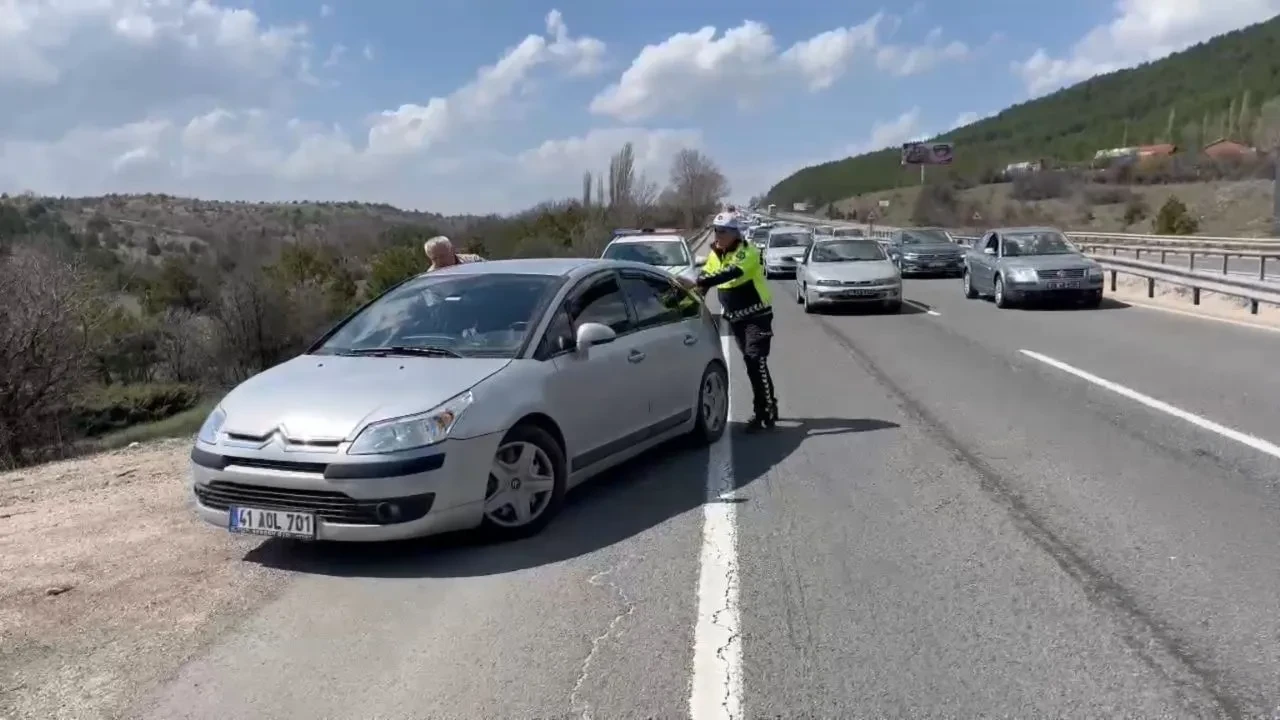 Trafik polisi arızalanan aracıyla yolda kalan yaşlı çifte yardım etti